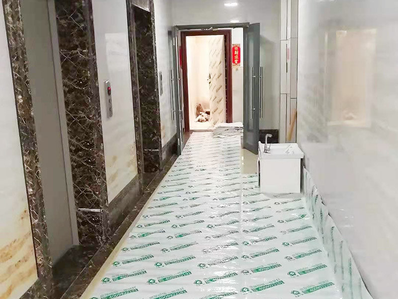 走廊保護裝修施工：各種裝修物料的進場以及各種建筑裝修垃圾的清理，都會經過入戶門，這些物品在搬運的過程中，難免會和入戶門發(fā)生磕碰，造成入戶門的磕碰劃傷，所以，第一個需要做好成品保護的地方就是入戶門。 做法：在裝修開工前直到家具進場期間，都需要對入戶門進行保護！可以使用成品保護膜將門包裹。