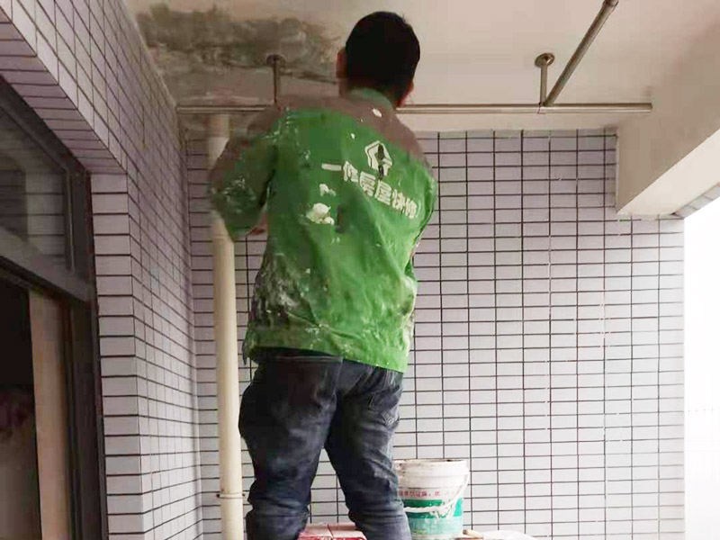 陽(yáng)臺(tái)頂面掉皮：需要先把出現(xiàn)問(wèn)題的地方鏟除，并將鏟除部分的邊緣磨平滑后，重新刮一次膩?zhàn)樱系灼?，再刷再涂。?dāng)墻面剝落比較嚴(yán)重時(shí)，需要考慮對(duì)基層做加固處理。步驟是先將原墻體鏟除至墻面基層，然后用界面劑或者封固底漆重新涂刷一遍，最后再按照粉刷石膏找平、貼網(wǎng)格布(加固防裂)、批刮墻襯三遍后打磨平整。