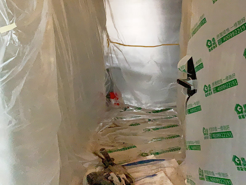 保護(hù)措施建渣處理：1、各工種在施工中不得污染、損壞其他工種的成品和半成品。 2、材料表面保護(hù)膜應(yīng)在工程竣工時(shí)拆除。 3、易碎、易崩邊的已加工好的石材板材，不得長(zhǎng)期受雨淋，并應(yīng)采取立方，光面相對(duì)，板塊下應(yīng)支墊木方，現(xiàn)場(chǎng)搬運(yùn)時(shí)也應(yīng)按上述要求。特別要注意防止成品石材在運(yùn)輸和堆放過程中角部的損壞（如采用塑料護(hù)角）。 4、施工過程中材料搬運(yùn)過程中應(yīng)注意防止損壞電梯、樓道內(nèi)已裝修好的墻面、頂棚和門窗等。