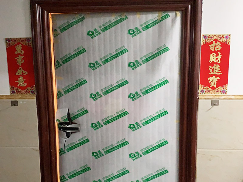 保護(hù)措施建渣處理：1、各工種在施工中不得污染、損壞其他工種的成品和半成品。 2、材料表面保護(hù)膜應(yīng)在工程竣工時(shí)拆除。 3、易碎、易崩邊的已加工好的石材板材，不得長(zhǎng)期受雨淋，并應(yīng)采取立方，光面相對(duì)，板塊下應(yīng)支墊木方，現(xiàn)場(chǎng)搬運(yùn)時(shí)也應(yīng)按上述要求。特別要注意防止成品石材在運(yùn)輸和堆放過程中角部的損壞（如采用塑料護(hù)角）。 4、施工過程中材料搬運(yùn)過程中應(yīng)注意防止損壞電梯、樓道內(nèi)已裝修好的墻面、頂棚和門窗等。