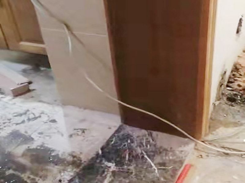 墻壁打孔服務(wù)：為了保證施工的安全性，不建議業(yè)主親自動(dòng)手，墻體打孔一般是由專業(yè)的師傅來完成的。不夠?qū)I(yè)的技術(shù)人員不僅可能對(duì)墻體造成損傷，有可能還會(huì)發(fā)生意外事故，對(duì)業(yè)主的利益造成威脅。 打孔看起很簡(jiǎn)單，其實(shí)是個(gè)技術(shù)活，大家在打孔的時(shí)候，切勿操之過急。在打孔的過程中應(yīng)來回的抽插，這樣可以防止干粉卡鉆。另外，墻體打孔時(shí)鉆頭一定要穩(wěn)，不要左搖右搖，因?yàn)槟銚u的一起，相當(dāng)于加大鉆頭的摩擦力。