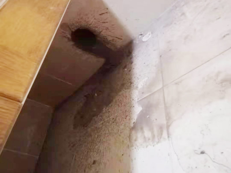 墻面電路改造案例：先進(jìn)行定位，完成定位之后，師傅會(huì)按照定位和電路走向，進(jìn)行開(kāi)槽布線，開(kāi)的槽要橫平豎直，這樣才是規(guī)范的做法。布線都是使用線管進(jìn)行暗埋，有PVC和冷彎管兩種，冷彎管彎曲效果很好，不會(huì)斷裂，是布線不錯(cuò)的選擇，它的轉(zhuǎn)角有一定弧度，線可以隨便更換，不需要開(kāi)墻。