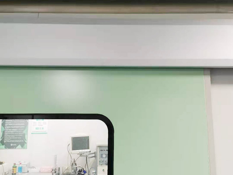 感應(yīng)門安裝維修：上、下門軸必須在一條垂直線上，玻璃門必須由一根鋼結(jié)構(gòu)的橫梁構(gòu)成，上門軸必須焊接到橫梁上，因為上門軸是整個玻璃門的支撐點，必須牢固。上梁禁止使用薄木龍骨結(jié)構(gòu)，因為上門軸和木龍骨結(jié)構(gòu)之間的連接點只能用自攻螺釘固定。由于打開的門的數(shù)量，隨著時間的推移，上門軸會容易脫落，造成危險。 埋設(shè)地彈簧時，應(yīng)在原地面上刻一個長方形的方形坑，其周長大于地彈簧底座的10毫米，用于塞住高檔水泥砂漿，并起到牢固的作用。