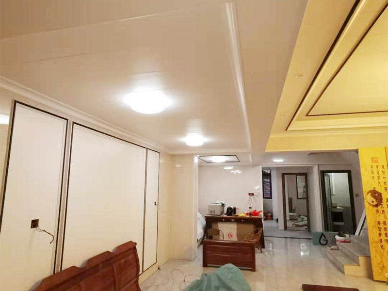 客廳造型安裝：客廳吊頂施工準(zhǔn)備,客廳吊頂施工準(zhǔn)備包含檢查設(shè)備管道是否安裝完畢、檢查結(jié)構(gòu)尺寸與設(shè)計(jì)圖是否相符、準(zhǔn)備好吊頂安裝材料和工具等工作。 安裝龍骨,龍骨分為兩個,分別是主龍骨和次龍骨。在進(jìn)行安裝時,要先將每條主龍骨吊到稍高于標(biāo)高線的位置上臨時固定,假如吊頂面積較大,可分成多個部分,依次吊裝。安裝完主龍骨之后,在安裝次龍骨就行了。