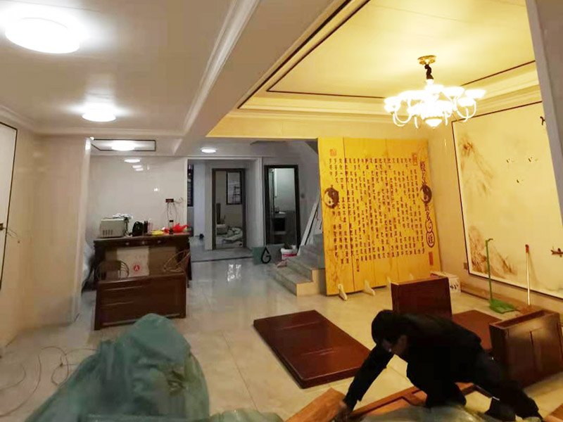 客廳造型安裝：客廳吊頂施工準(zhǔn)備,客廳吊頂施工準(zhǔn)備包含檢查設(shè)備管道是否安裝完畢、檢查結(jié)構(gòu)尺寸與設(shè)計(jì)圖是否相符、準(zhǔn)備好吊頂安裝材料和工具等工作。 安裝龍骨,龍骨分為兩個,分別是主龍骨和次龍骨。在進(jìn)行安裝時,要先將每條主龍骨吊到稍高于標(biāo)高線的位置上臨時固定,假如吊頂面積較大,可分成多個部分,依次吊裝。安裝完主龍骨之后,在安裝次龍骨就行了。