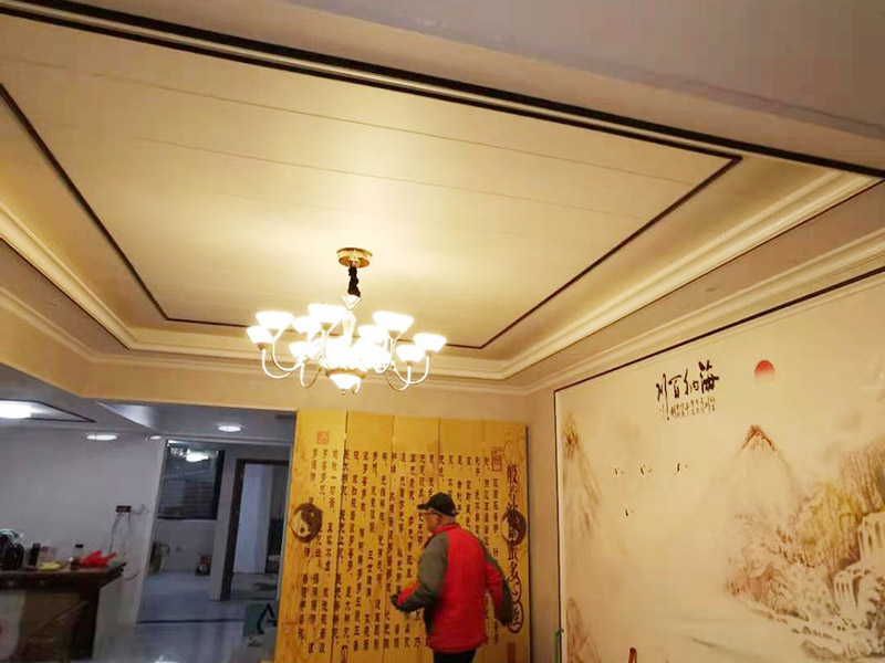 客廳造型安裝：客廳吊頂施工準(zhǔn)備,客廳吊頂施工準(zhǔn)備包含檢查設(shè)備管道是否安裝完畢、檢查結(jié)構(gòu)尺寸與設(shè)計(jì)圖是否相符、準(zhǔn)備好吊頂安裝材料和工具等工作。 安裝龍骨,龍骨分為兩個,分別是主龍骨和次龍骨。在進(jìn)行安裝時,要先將每條主龍骨吊到稍高于標(biāo)高線的位置上臨時固定,假如吊頂面積較大,可分成多個部分,依次吊裝。安裝完主龍骨之后,在安裝次龍骨就行了。