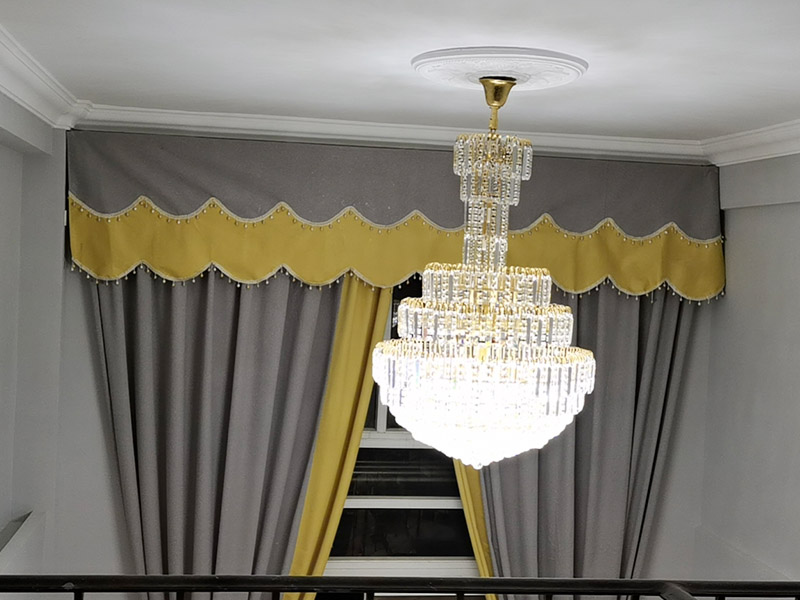 水晶吊燈安裝：安裝水晶吊燈應(yīng)首先確定安裝位置，并注意房間和水晶吊燈的尺寸。 在優(yōu)雅的大房子里，水晶吊燈是最好的裝飾，尤其是在客廳。足夠大的水晶吊燈將使整個房間更加充實，高端大氣。 但是如果大型水晶吊燈在中型房間中就會顯得過于擁擠，那么安裝一個較小的水晶吊燈會更完美。 安裝水晶吊燈時，必須考慮其重量。當?shù)鯚舻闹亓砍^3kg時，應(yīng)使用預埋吊鉤或螺栓將其固定。當軟線吊燈的重量超過1kg時，應(yīng)增加吊鏈。