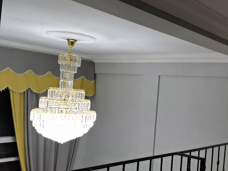 水晶吊燈安裝：安裝水晶吊燈應(yīng)首先確定安裝位置，并注意房間和水晶吊燈的尺寸。 在優(yōu)雅的大房子里，水晶吊燈是最好的裝飾，尤其是在客廳。足夠大的水晶吊燈將使整個房間更加充實，高端大氣。 但是如果大型水晶吊燈在中型房間中就會顯得過于擁擠，那么安裝一個較小的水晶吊燈會更完美。 安裝水晶吊燈時，必須考慮其重量。當?shù)鯚舻闹亓砍^3kg時，應(yīng)使用預埋吊鉤或螺栓將其固定。當軟線吊燈的重量超過1kg時，應(yīng)增加吊鏈。