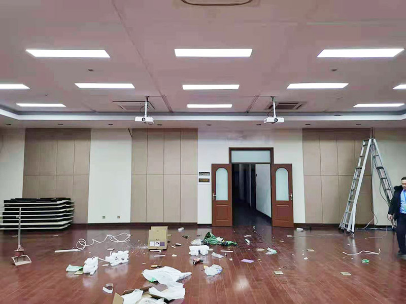 投影儀安裝案例：投影儀正向吊掛在天花板上進(jìn)行投射畫面。優(yōu)點(diǎn)：不用擔(dān)心小孩搞破壞，也不用擔(dān)心客廳空間小占位置，一次安裝一步到位，不用頻繁地調(diào)節(jié)！缺點(diǎn)：由于布線長，可能會引起信號衰減，從而影響到投影效果。第一次安裝時(shí)，如何布線，如何計(jì)算與幕布之間的合理距離等都要費(fèi)一點(diǎn)腦力。裝好之后，后期維護(hù)也不方便，如除塵，換過濾網(wǎng)，清潔鏡頭等日常維護(hù)基本就很難進(jìn)行了。