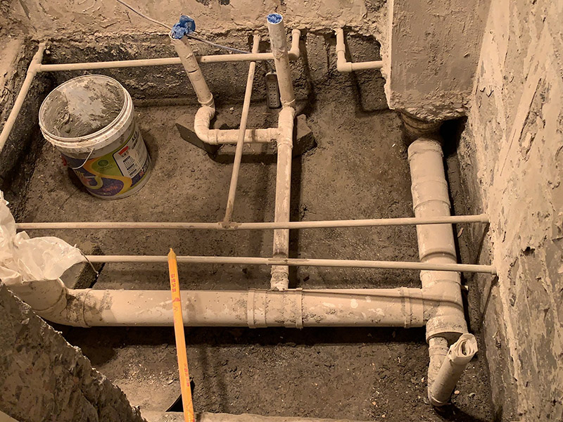 衛(wèi)生間拆除裝修：拆磚應(yīng)從下至上進(jìn)行，在施工過(guò)程中對(duì)地面及時(shí)進(jìn)行處理，以免因垃圾過(guò)多從而影響后面的工作。同時(shí)要處理好房?jī)?nèi)的防水層。拆除插座與水龍頭附近的瓷磚時(shí)應(yīng)小心，以免損壞水電設(shè)備。為了加快房屋翻新的進(jìn)度，在拆完衛(wèi)生間瓷磚后應(yīng)立即將現(xiàn)場(chǎng)的雜物處理干凈。