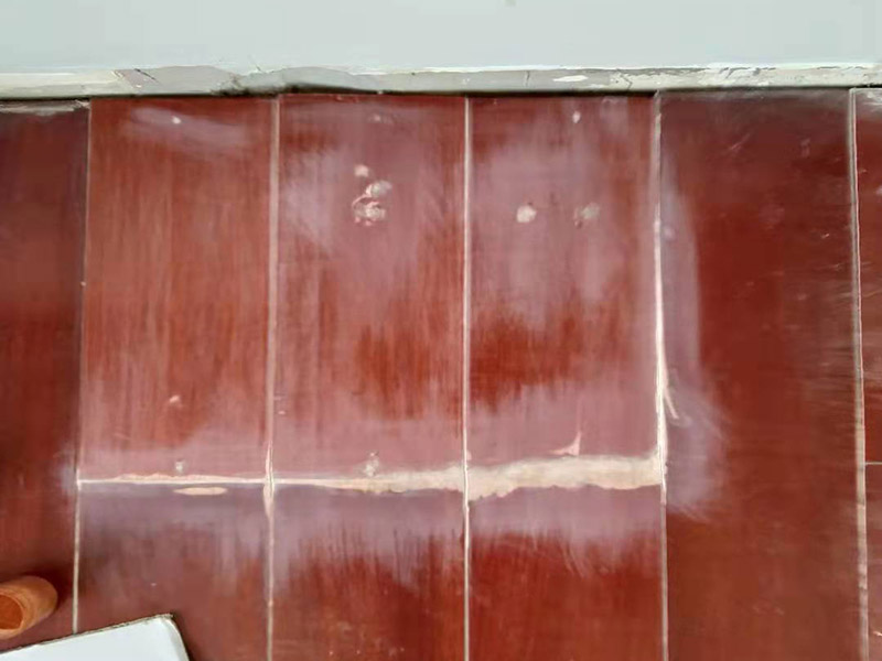 地板小面積修補(bǔ)：如果局部破損面積較小，找到劃傷磨損的強(qiáng)化木地板，對于已經(jīng)磨損的木地板，先用水磨砂紙濕肥皂水將木地板表面略磨，但勿磨得太深，勿弄濕木地板表面，然后用干布抹將其凈。如想重打?qū)Ｓ玫匕逵停葘⑴f地板油完全磨去，吸光凈木屑?jí)m埃，用較干的濕布將舊木糠完全抹去，待強(qiáng)化木地板完全干燥后，用軟毛掃將地板油均勻地涂于該木地板上，待數(shù)小時(shí)才會(huì)完全干透。