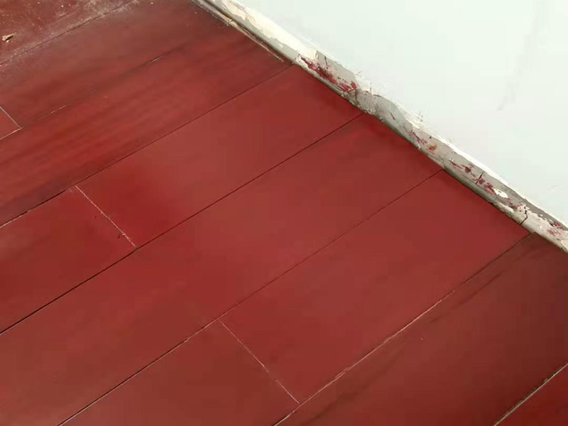 地板小面積修補(bǔ)：如果局部破損面積較小，找到劃傷磨損的強(qiáng)化木地板，對于已經(jīng)磨損的木地板，先用水磨砂紙濕肥皂水將木地板表面略磨，但勿磨得太深，勿弄濕木地板表面，然后用干布抹將其凈。如想重打?qū)Ｓ玫匕逵?，要先將舊地板油完全磨去，吸光凈木屑?jí)m埃，用較干的濕布將舊木糠完全抹去，待強(qiáng)化木地板完全干燥后，用軟毛掃將地板油均勻地涂于該木地板上，待數(shù)小時(shí)才會(huì)完全干透。