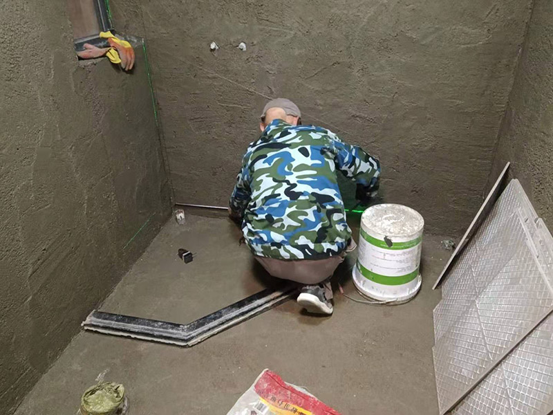 浴室找平貼磚：在鋪貼瓷磚前，我們要先把還沒涂抹水泥的地磚鋪在地上，并敲平，然后在地磚上涂滿水泥，鋪在地面，鋪地磚的過程中要對(duì)齊四塊磚的對(duì)角位置。  另外，在鋪貼瓷磚時(shí)也要講究鋪貼順序，在鋪地磚時(shí)應(yīng)從內(nèi)向外貼，有坡度或地漏的地方，要注意排水方向找坡，而墻面磚應(yīng)從下往上貼，底層的瓷磚要最后貼，這樣鋪貼出來才美觀，鋪完地磚后還要壓地磚。