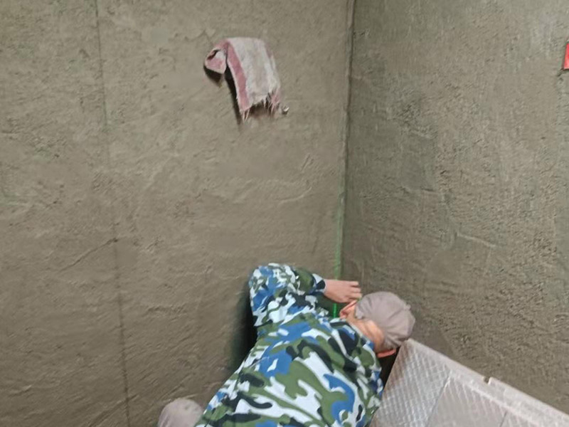 浴室找平貼磚：在鋪貼瓷磚前，我們要先把還沒涂抹水泥的地磚鋪在地上，并敲平，然后在地磚上涂滿水泥，鋪在地面，鋪地磚的過程中要對(duì)齊四塊磚的對(duì)角位置。  另外，在鋪貼瓷磚時(shí)也要講究鋪貼順序，在鋪地磚時(shí)應(yīng)從內(nèi)向外貼，有坡度或地漏的地方，要注意排水方向找坡，而墻面磚應(yīng)從下往上貼，底層的瓷磚要最后貼，這樣鋪貼出來才美觀，鋪完地磚后還要壓地磚。