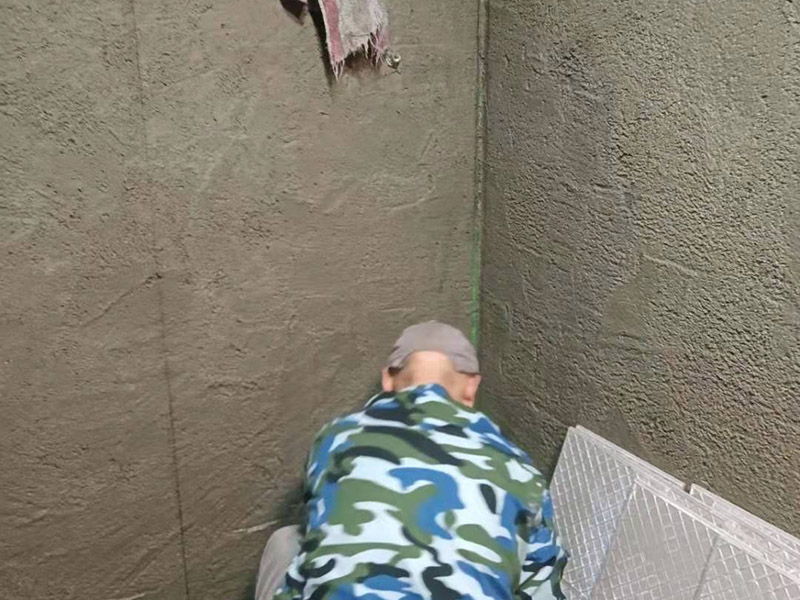 浴室找平貼磚：在鋪貼瓷磚前，我們要先把還沒涂抹水泥的地磚鋪在地上，并敲平，然后在地磚上涂滿水泥，鋪在地面，鋪地磚的過程中要對(duì)齊四塊磚的對(duì)角位置。  另外，在鋪貼瓷磚時(shí)也要講究鋪貼順序，在鋪地磚時(shí)應(yīng)從內(nèi)向外貼，有坡度或地漏的地方，要注意排水方向找坡，而墻面磚應(yīng)從下往上貼，底層的瓷磚要最后貼，這樣鋪貼出來才美觀，鋪完地磚后還要壓地磚。