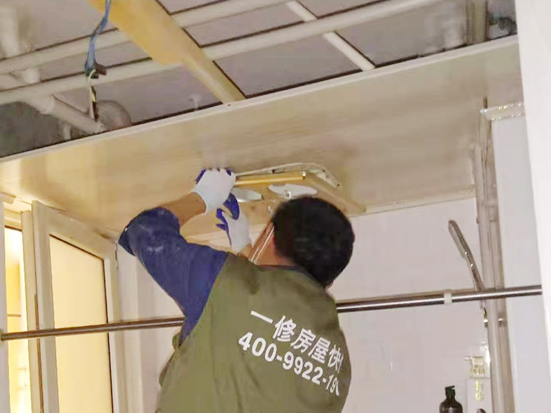 廚房管道改造：家裝管道系統(tǒng)施工：房子里明裝的管道,適合于土建的粉飾作業(yè)結(jié)束之后施行,配裝之前,需要幫助土建準確的預留或者是預埋孔洞以及套管。 給水位置布置：明敷的給水立管宜布置在靠近用水量大的衛(wèi)生器具的墻角、墻邊或立柱旁。 給水系統(tǒng)布置三不：明敷的給水管不得穿越臥室、儲藏室以及煙道、風道；給水管道不得緊挨熱； 給水立管距熱水器或者灶邊凈距不得小于400mm，當條件不具備時，但最小凈距不得小于200mm。