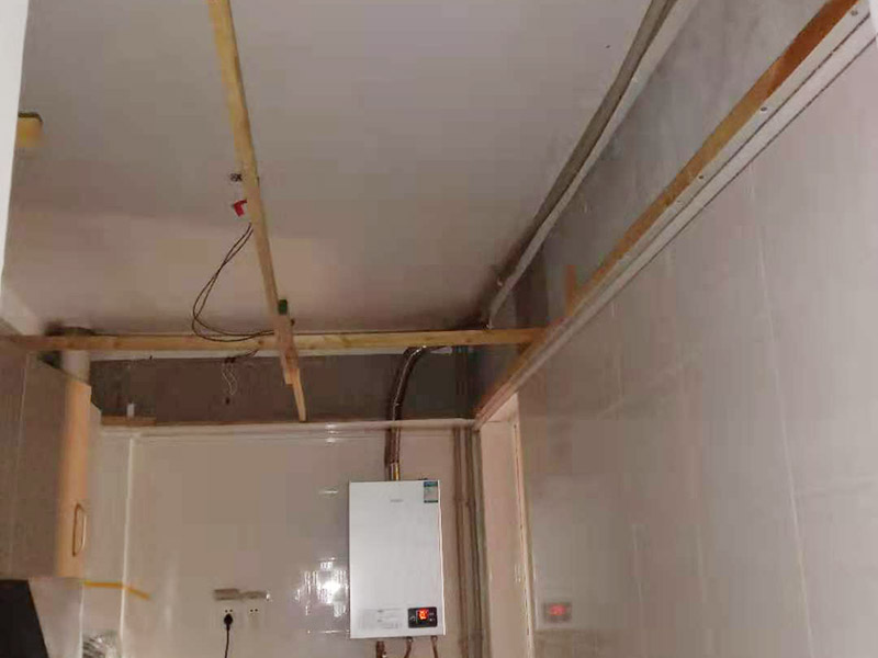 廚房管道改造：家裝管道系統(tǒng)施工：房子里明裝的管道,適合于土建的粉飾作業(yè)結(jié)束之后施行,配裝之前,需要幫助土建準確的預留或者是預埋孔洞以及套管。 給水位置布置：明敷的給水立管宜布置在靠近用水量大的衛(wèi)生器具的墻角、墻邊或立柱旁。 給水系統(tǒng)布置三不：明敷的給水管不得穿越臥室、儲藏室以及煙道、風道；給水管道不得緊挨熱； 給水立管距熱水器或者灶邊凈距不得小于400mm，當條件不具備時，但最小凈距不得小于200mm。