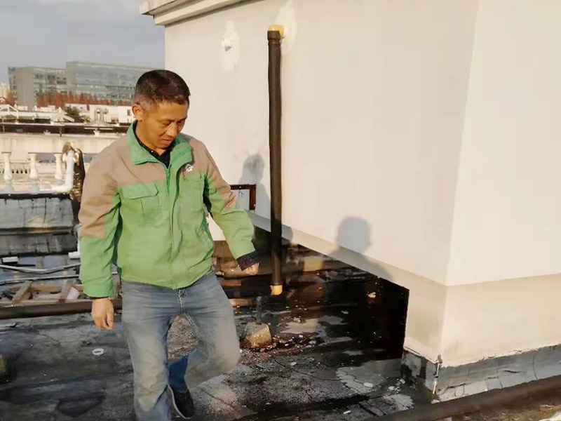 進(jìn)出水管安裝維修：水路改造大部分走暗管，而水的特性是水往低處流。如果管路走地下，一但發(fā)生漏水很難及時(shí)發(fā)現(xiàn)，只有水漫金山或者地板變形以及漏到樓下，才會(huì)發(fā)現(xiàn)漏水，且由于水管暗埋很難查出漏水之處。這時(shí)巨大的損失更是無法挽回，甚至嚴(yán)重的影響了友好的鄰里關(guān)系;如果水管走頂部，可能水改時(shí)費(fèi)用高些，但做為一項(xiàng)長(zhǎng)遠(yuǎn)投資來看，是值得的。水管走頂，即使漏水，也能夠及時(shí)發(fā)現(xiàn)，便于檢修，損失也較小。