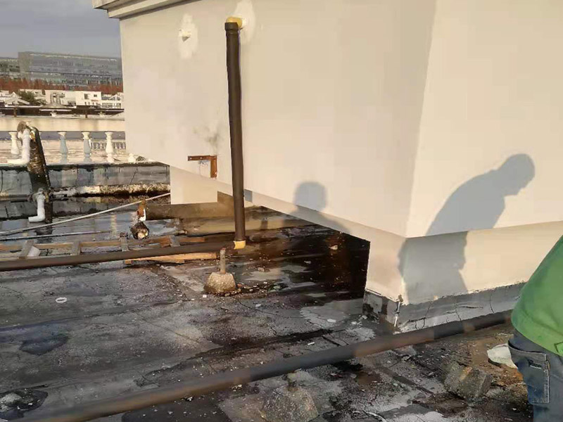 進(jìn)出水管安裝維修：水路改造大部分走暗管，而水的特性是水往低處流。如果管路走地下，一但發(fā)生漏水很難及時(shí)發(fā)現(xiàn)，只有水漫金山或者地板變形以及漏到樓下，才會(huì)發(fā)現(xiàn)漏水，且由于水管暗埋很難查出漏水之處。這時(shí)巨大的損失更是無法挽回，甚至嚴(yán)重的影響了友好的鄰里關(guān)系;如果水管走頂部，可能水改時(shí)費(fèi)用高些，但做為一項(xiàng)長(zhǎng)遠(yuǎn)投資來看，是值得的。水管走頂，即使漏水，也能夠及時(shí)發(fā)現(xiàn)，便于檢修，損失也較小。