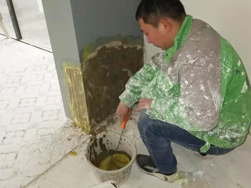 墻面局部修補(bǔ)：一定要做好基層的處理，如果您家是二次裝修墻面時(shí)，沒(méi)有將以前的老墻的墻皮鏟除干凈，或者是只鏟除了表層的膩?zhàn)?，那么修補(bǔ)墻面時(shí)，是會(huì)遺留下高低不平的部分墻皮的，此后，要是接著上刷界面劑或者膩?zhàn)?，那么很可能就?huì)導(dǎo)致新刷的墻面出現(xiàn)開(kāi)裂的情況。 需要鏟除到磚墻體的表面，然后進(jìn)行全面的施工，進(jìn)行翻新墻面，工程量是比較大的，完全適用于存在多處開(kāi)裂、掉皮和起粉現(xiàn)象的墻面。