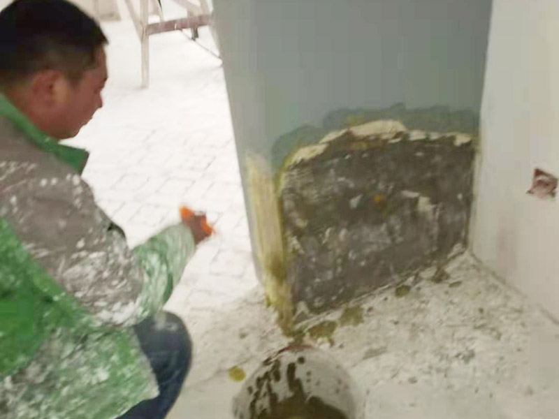 墻面局部修補(bǔ)：一定要做好基層的處理，如果您家是二次裝修墻面時(shí)，沒(méi)有將以前的老墻的墻皮鏟除干凈，或者是只鏟除了表層的膩?zhàn)?，那么修補(bǔ)墻面時(shí)，是會(huì)遺留下高低不平的部分墻皮的，此后，要是接著上刷界面劑或者膩?zhàn)樱敲春芸赡芫蜁?huì)導(dǎo)致新刷的墻面出現(xiàn)開(kāi)裂的情況。 需要鏟除到磚墻體的表面，然后進(jìn)行全面的施工，進(jìn)行翻新墻面，工程量是比較大的，完全適用于存在多處開(kāi)裂、掉皮和起粉現(xiàn)象的墻面。