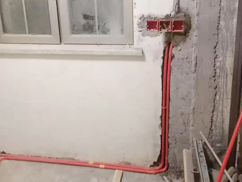 墻面水電改造維修：按走向進行墻面或地面開槽，開槽過程中，不允許出現(xiàn)墻面橫向開槽大于30cm的現(xiàn)象，因為橫向開槽將破壞整樓的承重，使得抗震能力降低而且墻面容易開裂。如果是保溫墻的話，開很長的橫槽有可能會導致開槽上部的保溫層整體脫落。墻面開槽一般都應該是豎向垂直開槽。 埋入管線(包括布線和接好管道)和暗盒，電路施工時先安裝管路，然后再穿導線，這樣可以避免將來換線出現(xiàn)導線無法抽動的現(xiàn)象。穿管不能使用軟管，防止出現(xiàn)死角。同時電路接頭不要裸露在外面，應該安裝在線盒內(nèi)，分線盒之間不允許有接頭。
