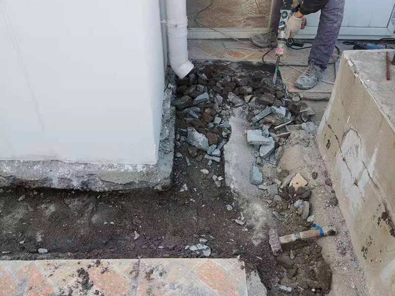 墻面滲水外墻施工：墻內(nèi)水管漏水的話是有辦法檢查出來的，因?yàn)橛械臅r候是因?yàn)樾l(wèi)生間馬桶或者是馬桶水箱的問題導(dǎo)致了錯誤的判斷。要想知道究竟是不是墻內(nèi)水管出現(xiàn)了問題而出現(xiàn)的漏水情況的話，我們可以用一根鐵棒順著水管的走線，一端抵在墻上或地上，一端貼在耳朵上，仔細(xì)地聽，一般情況可以找到漏的地方，這樣一來不僅能夠清楚明白的知道是否是墻內(nèi)水管漏水還了解到了漏水源頭，這樣一來就好處理得多了。 墻內(nèi)水管漏水，只能鑿開墻，才能真正找到水管漏點(diǎn)，徹底修理好。