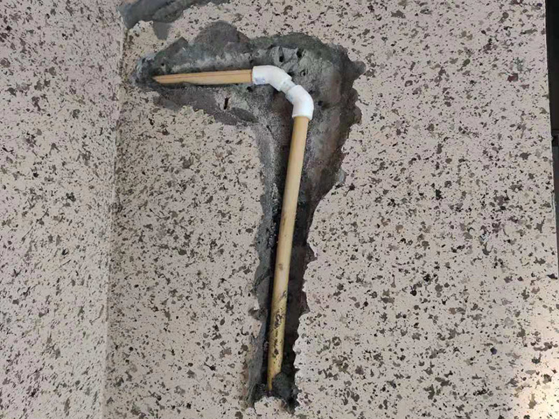 墻內(nèi)水管漏水維修：首先，發(fā)現(xiàn)漏水，應(yīng)第一時(shí)間關(guān)掉自家的供水閥門(mén)，讓漏水帶來(lái)的影響盡可能的縮小。 然后需要找到水管漏水的地方，最常使用的方法是水管打壓法。此方法需要將冷熱水管用軟管連接在一起使冷熱水形成一個(gè)圈，總閥門(mén)關(guān)閉，所有出水口只留一個(gè)口接上試壓器，其余關(guān)閉，這時(shí)試壓器的指針讀數(shù)為0。 搖動(dòng)測(cè)壓桿至指針讀數(shù)到0.9-1.0之間，此時(shí)的水壓應(yīng)為正常水壓的3-6倍。然后需要等待一定時(shí)間，不同管材需要的時(shí)間不一樣，但最少也需要半個(gè)小時(shí)。此時(shí)查看壓力值，如果降幅不超過(guò)0.5個(gè)壓，就沒(méi)有漏水。如果有漏點(diǎn)，壓力就會(huì)下降較多。 找到了漏水點(diǎn)，就要對(duì)漏水的管道進(jìn)行維修或更換。首先要鑿開(kāi)對(duì)應(yīng)墻面，此過(guò)程中要注意對(duì)地板家居的保護(hù)。然后清理干凈管道上的殘?jiān)?，進(jìn)行換新，連接好后要用防水膠對(duì)管道進(jìn)行防水處理