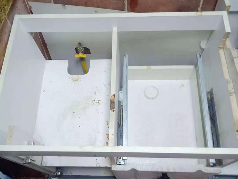 櫥柜維修改造：對廚房作防護(hù)措施,掛擋布、廚房墻面等做簡單清理,以便準(zhǔn)確測量地面水平。 材料進(jìn)場:櫥柜板材等進(jìn)場。  安裝地柜 組裝:統(tǒng)一組裝好地柜,搬進(jìn)廚房,按圖紙順序擺放好位置(倒放),統(tǒng)一安裝地腳。 現(xiàn)場切割:地面上墊上保護(hù)物,割口根據(jù)實(shí)物的大小從反面進(jìn)行操作,保持正面不崩。 安裝順序：如有轉(zhuǎn)角柜應(yīng)先安轉(zhuǎn)角柜，沒有轉(zhuǎn)角柜先從靠墻的柜往外安裝。 水平調(diào)整：通過地柜的調(diào)節(jié)腿調(diào)節(jié)地柜水平度，誤差保持正負(fù)1mm。