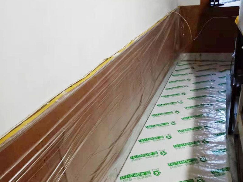 家具保護(hù)措施：地板保護(hù)，地板保護(hù)需要使用pvc+棉保護(hù)膜 （薄的保護(hù)膜會在裝修過程中踩壞），沿墻邊使用家較寬的地板專用膠帶密封。家居保護(hù)只需要使用普通pvc保護(hù)膜即可，注意下方要留足保護(hù)膜遮蓋下方地板。門窗保護(hù):使用無紡布門窗保護(hù)膜，裁剪適當(dāng)大小貼在窗戶上級窗戶框上即可。門使用pvc保護(hù)膜，小的突起如電源插座，使用保護(hù)膜覆蓋用較窄的地板專用膠帶密封。 注意：所有的密封都不要貼到需要粉刷裝修的墻面上。