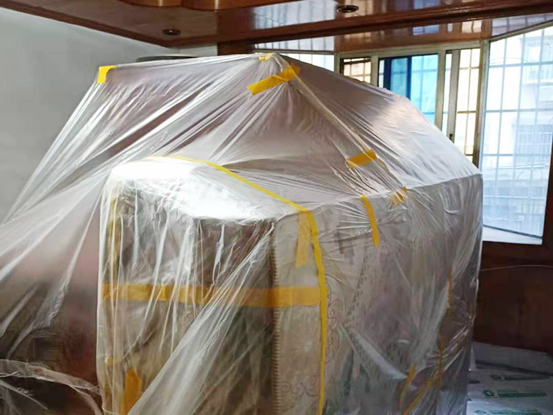 家具保護(hù)措施：地板保護(hù)，地板保護(hù)需要使用pvc+棉保護(hù)膜 （薄的保護(hù)膜會在裝修過程中踩壞），沿墻邊使用家較寬的地板專用膠帶密封。家居保護(hù)只需要使用普通pvc保護(hù)膜即可，注意下方要留足保護(hù)膜遮蓋下方地板。門窗保護(hù):使用無紡布門窗保護(hù)膜，裁剪適當(dāng)大小貼在窗戶上級窗戶框上即可。門使用pvc保護(hù)膜，小的突起如電源插座，使用保護(hù)膜覆蓋用較窄的地板專用膠帶密封。 注意：所有的密封都不要貼到需要粉刷裝修的墻面上。