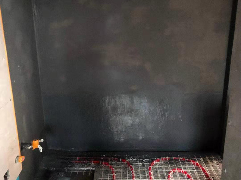 墻地面防水貼磚：一般在實(shí)際施工中，都是先將墻面和地面的防水都做好，然后等到防水層完全干透之后就可以做閉水試驗(yàn)了，閉水試驗(yàn)的主要目的是檢驗(yàn)防水施工是否有疏露，防水功能是否正常，如果閉水試驗(yàn)顯示沒(méi)有問(wèn)題了，那么再開(kāi)始貼瓷磚。貼瓷磚是先貼墻面，然后再貼地面的。