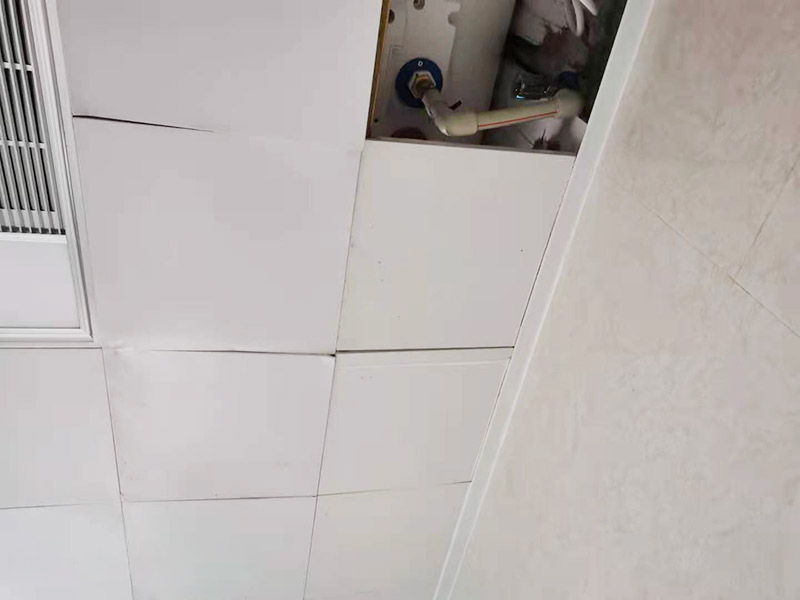 集成吊頂維修：打膨脹螺絲釘，懸掛吊桿，務(wù)必采用8個(gè)的吊桿才能保證整體的牢固性；安裝吊鉤，吊頂裝輕鋼龍骨、三角龍骨，主龍骨采用50加寬加厚的熱鍍鋅烤漆龍骨，保證整個(gè)吊頂?shù)钠秸冗M(jìn)一步加強(qiáng)耐腐蝕性，三角龍骨也要采用熱鍍鋅烤漆龍骨增強(qiáng)耐腐蝕性。將扣板壓入三交龍骨縫中，確定互相垂直，要保證橫豎一條線。