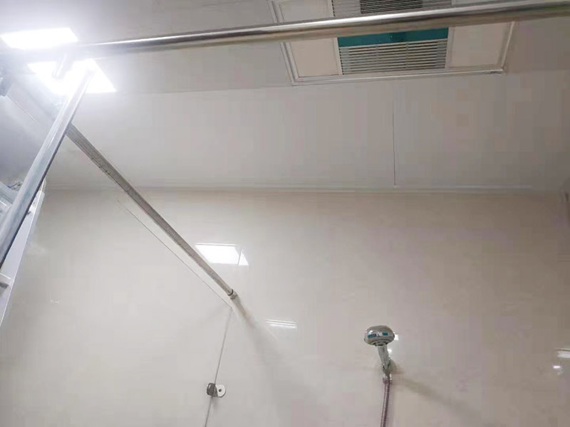 集成吊頂維修：打膨脹螺絲釘，懸掛吊桿，務(wù)必采用8個(gè)的吊桿才能保證整體的牢固性；安裝吊鉤，吊頂裝輕鋼龍骨、三角龍骨，主龍骨采用50加寬加厚的熱鍍鋅烤漆龍骨，保證整個(gè)吊頂?shù)钠秸冗M(jìn)一步加強(qiáng)耐腐蝕性，三角龍骨也要采用熱鍍鋅烤漆龍骨增強(qiáng)耐腐蝕性。將扣板壓入三交龍骨縫中，確定互相垂直，要保證橫豎一條線。