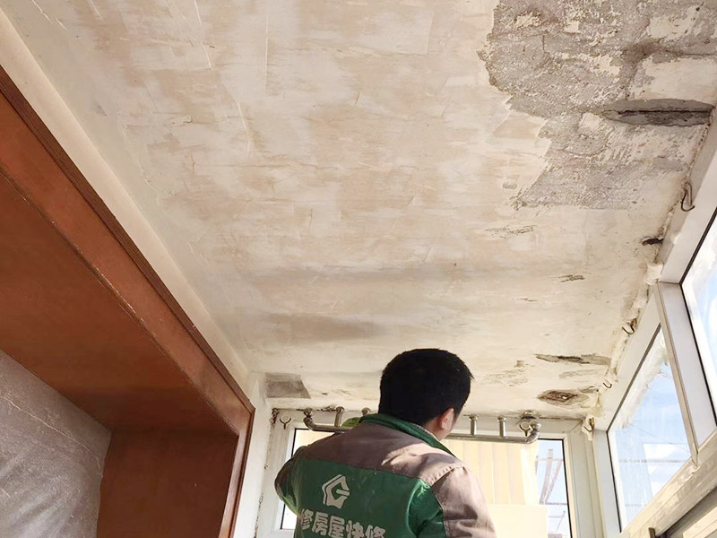 陽臺墻面局部修補(bǔ)：一定要做好基層的處理，如果您家是二次裝修墻面時，沒有將以前的老墻的墻皮鏟除干凈，或者是只鏟除了表層的膩?zhàn)?，那么修補(bǔ)墻面時，是會遺留下高低不平的部分墻皮的，此后，要是接著上刷界面劑或者膩?zhàn)?，那么很可能就會?dǎo)致新刷的墻面出現(xiàn)開裂的情況。舊房要是在長期使用中受到了來自外界的沖擊或者震動，是有可能造成局部墻面基層與墻體脫離的。 在修補(bǔ)墻面的時候，要是發(fā)現(xiàn)墻面出現(xiàn)滲水或者發(fā)霉的情況，是可以直接更換水管的，或者是進(jìn)行修補(bǔ)，具體的操作方法是，先關(guān)閉上閥門，把水源斷開后，然后將水龍頭打開至合適的位置，是可以泄去水管內(nèi)的大部分壓力的。