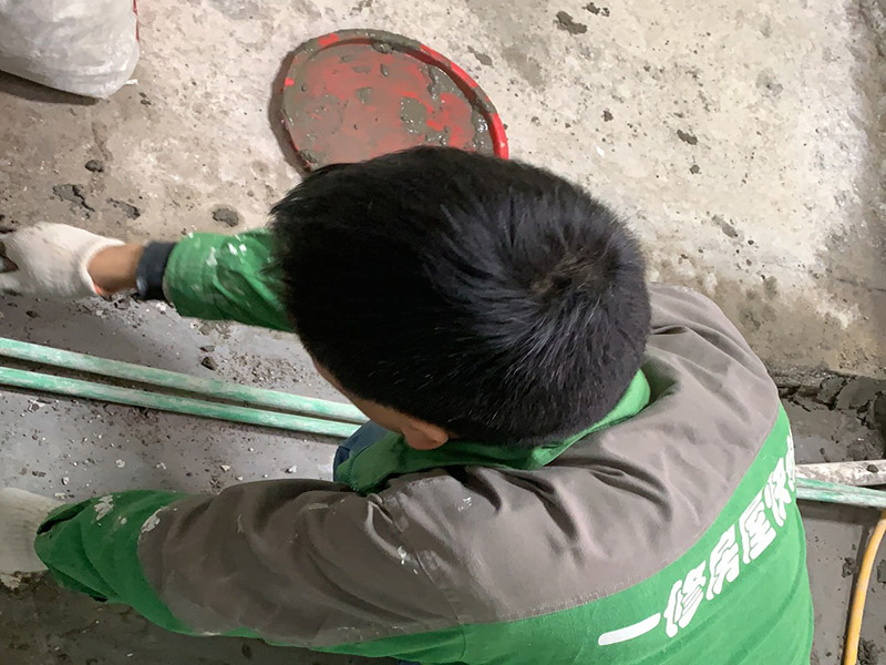 衛(wèi)生間水管安裝：開始按線槽排給水管，彎頭的地方用熱容器對接，給水管長的用剪管鉗剪掉，冷熱管對接的時候注意距離，安裝好后用泥漿把它縫好。