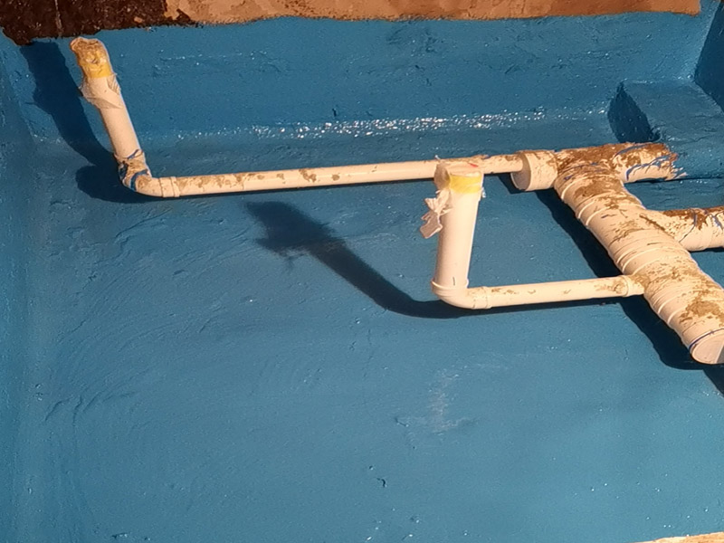 衛(wèi)生間地面防水措施：在預(yù)制板圍墻上涂上防水層時，在堆積預(yù)制板時必須貼上接縫，深度必須在10～12mm之間。穿過圍墻填埋的管露出基層，在周圍刻上20～30mm寬，50～60mm深的溝槽，用1:2的干燥硬質(zhì)水泥砂漿擰干。先把防水粉，水泥，沙子拌勻，再加入水拌勻。 攪拌均勻后涂上灰泥，底面的灰泥厚度為5-10mm，在灰粉凝固前用掃帚掃毛。