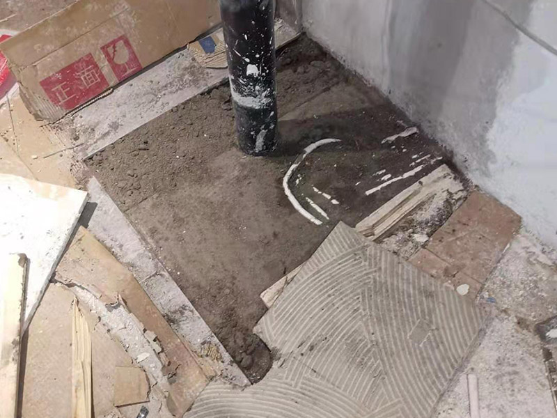 異形瓷磚鋪貼：首先應(yīng)除去基層表面的污垢，油漬，浮灰;除去基層上所有涂料層，膩?zhàn)訉?如果基層未能達(dá)到平整度要求，需對(duì)基層進(jìn)行預(yù)先的找平處理。對(duì)瓷磚的色彩、紋理、表面平整等進(jìn)行嚴(yán)格的挑選，然后按照?qǐng)D紙要求預(yù)鋪。對(duì)可能出現(xiàn)的尺寸、色彩、紋理誤差等進(jìn)行調(diào)整、交換，直至達(dá)到最佳效果。加水后將粘結(jié)劑漿料攪拌至潤(rùn)滑均勻，無(wú)明顯塊狀或糊狀結(jié)塊，攪拌后的漿料靜置5-10分鐘后再稍加攪拌1-2分鐘即可使用。在開(kāi)始鋪貼施工前，需要先清理瓷磚表面的浮灰，污垢等。將瓷磚平整地鋪貼在基層上，使用橡膠錘將瓷磚拍實(shí)鋪平。施工過(guò)程中，可小幅度轉(zhuǎn)動(dòng)瓷磚，使?jié){料與瓷磚背面充分接觸。