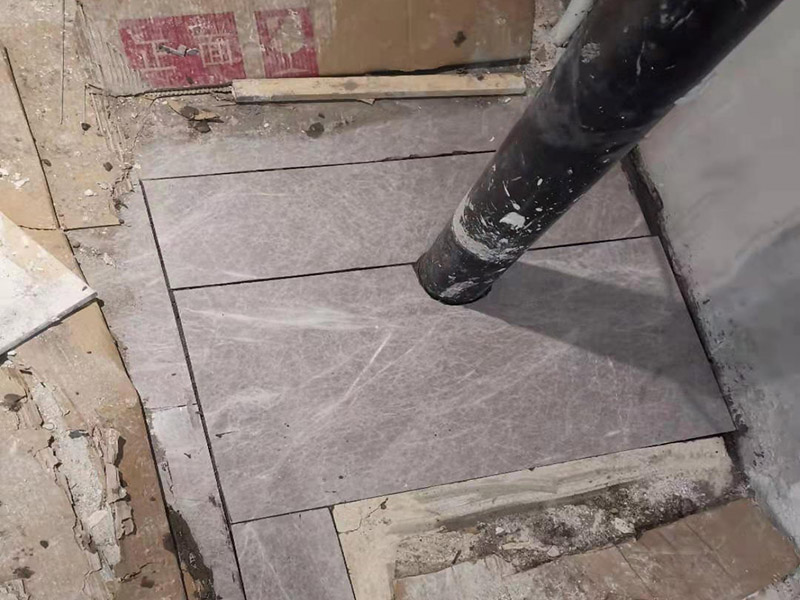 異形瓷磚鋪貼：首先應(yīng)除去基層表面的污垢，油漬，浮灰;除去基層上所有涂料層，膩?zhàn)訉?如果基層未能達(dá)到平整度要求，需對(duì)基層進(jìn)行預(yù)先的找平處理。對(duì)瓷磚的色彩、紋理、表面平整等進(jìn)行嚴(yán)格的挑選，然后按照?qǐng)D紙要求預(yù)鋪。對(duì)可能出現(xiàn)的尺寸、色彩、紋理誤差等進(jìn)行調(diào)整、交換，直至達(dá)到最佳效果。加水后將粘結(jié)劑漿料攪拌至潤(rùn)滑均勻，無(wú)明顯塊狀或糊狀結(jié)塊，攪拌后的漿料靜置5-10分鐘后再稍加攪拌1-2分鐘即可使用。在開(kāi)始鋪貼施工前，需要先清理瓷磚表面的浮灰，污垢等。將瓷磚平整地鋪貼在基層上，使用橡膠錘將瓷磚拍實(shí)鋪平。施工過(guò)程中，可小幅度轉(zhuǎn)動(dòng)瓷磚，使?jié){料與瓷磚背面充分接觸。