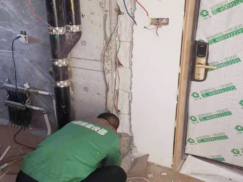 異形瓷磚鋪貼：首先應(yīng)除去基層表面的污垢，油漬，浮灰;除去基層上所有涂料層，膩?zhàn)訉?如果基層未能達(dá)到平整度要求，需對(duì)基層進(jìn)行預(yù)先的找平處理。對(duì)瓷磚的色彩、紋理、表面平整等進(jìn)行嚴(yán)格的挑選，然后按照?qǐng)D紙要求預(yù)鋪。對(duì)可能出現(xiàn)的尺寸、色彩、紋理誤差等進(jìn)行調(diào)整、交換，直至達(dá)到最佳效果。加水后將粘結(jié)劑漿料攪拌至潤(rùn)滑均勻，無(wú)明顯塊狀或糊狀結(jié)塊，攪拌后的漿料靜置5-10分鐘后再稍加攪拌1-2分鐘即可使用。在開(kāi)始鋪貼施工前，需要先清理瓷磚表面的浮灰，污垢等。將瓷磚平整地鋪貼在基層上，使用橡膠錘將瓷磚拍實(shí)鋪平。施工過(guò)程中，可小幅度轉(zhuǎn)動(dòng)瓷磚，使?jié){料與瓷磚背面充分接觸。