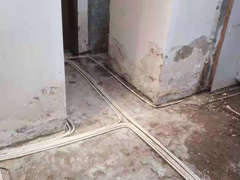 廚房拆除施工：拆除舊廚房是工程中的第一項(xiàng)，將情墻面和地面上原有的瓷磚全部砸掉，不要只砸掉一半或一部分，以免后面在鋪貼時(shí)有縫隙。 拆除吊頂、廚具和燈具，需按照一定的流程拆除。如果想要重新將廚房整頓一下，那么就將廚房的一切原有的都拆除掉。 如果是其他房間改造為廚房的話，也是要先將墻面和地面全部砸掉，以便于后續(xù)安裝管道和布置線路。水路和電路的設(shè)計(jì)都是很隱藏的，一般都會(huì)做成暗管，隱藏在墻面或地面下，既美觀又不影響使用。在地面和墻面全部拆除后，要將不平整或者有縫隙的地方用水泥抹平，以防安裝上瓷磚后發(fā)現(xiàn)不平整而影響整體美觀，并且也能進(jìn)一步做到防水的效果。