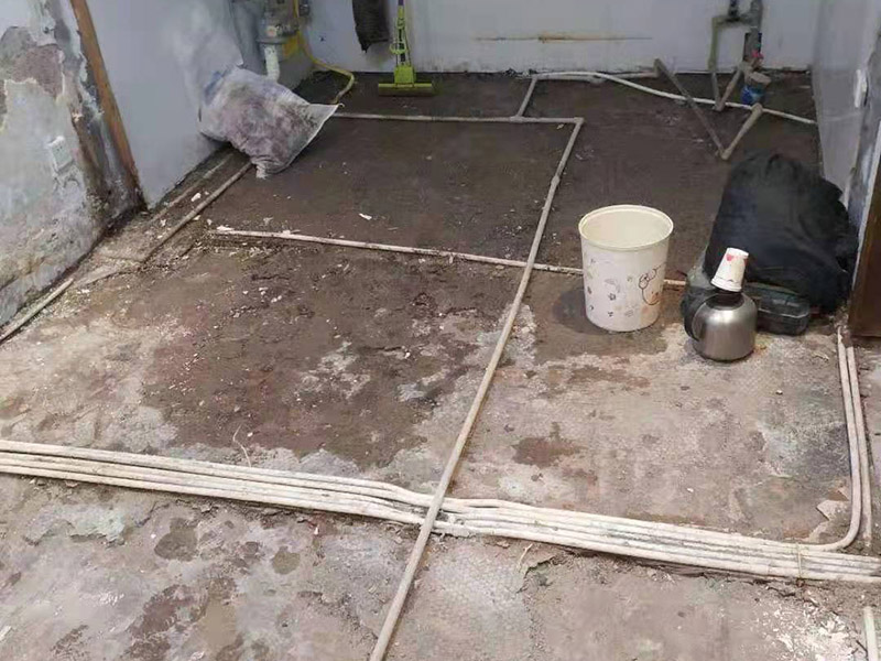 廚房拆除施工：拆除舊廚房是工程中的第一項(xiàng)，將情墻面和地面上原有的瓷磚全部砸掉，不要只砸掉一半或一部分，以免后面在鋪貼時(shí)有縫隙。 拆除吊頂、廚具和燈具，需按照一定的流程拆除。如果想要重新將廚房整頓一下，那么就將廚房的一切原有的都拆除掉。 如果是其他房間改造為廚房的話，也是要先將墻面和地面全部砸掉，以便于后續(xù)安裝管道和布置線路。水路和電路的設(shè)計(jì)都是很隱藏的，一般都會(huì)做成暗管，隱藏在墻面或地面下，既美觀又不影響使用。在地面和墻面全部拆除后，要將不平整或者有縫隙的地方用水泥抹平，以防安裝上瓷磚后發(fā)現(xiàn)不平整而影響整體美觀，并且也能進(jìn)一步做到防水的效果。