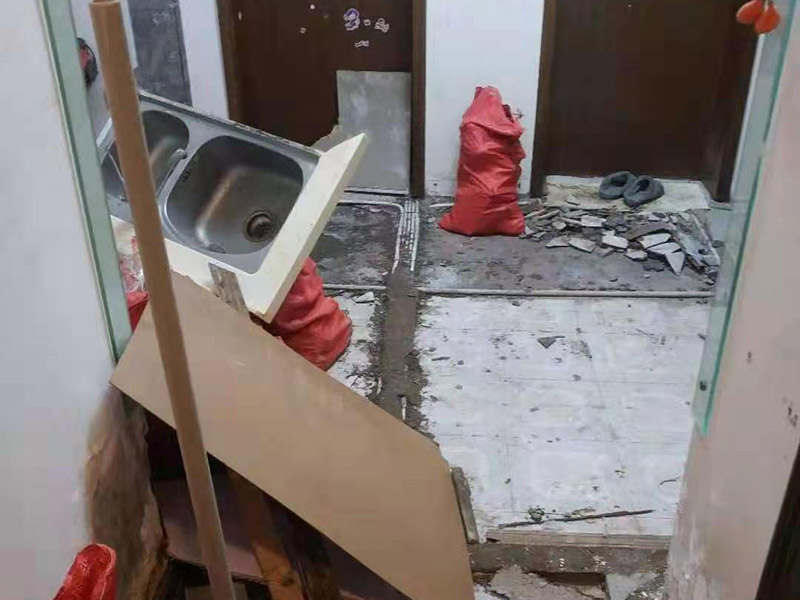 廚房拆除施工：拆除舊廚房是工程中的第一項(xiàng)，將情墻面和地面上原有的瓷磚全部砸掉，不要只砸掉一半或一部分，以免后面在鋪貼時(shí)有縫隙。 拆除吊頂、廚具和燈具，需按照一定的流程拆除。如果想要重新將廚房整頓一下，那么就將廚房的一切原有的都拆除掉。 如果是其他房間改造為廚房的話，也是要先將墻面和地面全部砸掉，以便于后續(xù)安裝管道和布置線路。水路和電路的設(shè)計(jì)都是很隱藏的，一般都會(huì)做成暗管，隱藏在墻面或地面下，既美觀又不影響使用。在地面和墻面全部拆除后，要將不平整或者有縫隙的地方用水泥抹平，以防安裝上瓷磚后發(fā)現(xiàn)不平整而影響整體美觀，并且也能進(jìn)一步做到防水的效果。