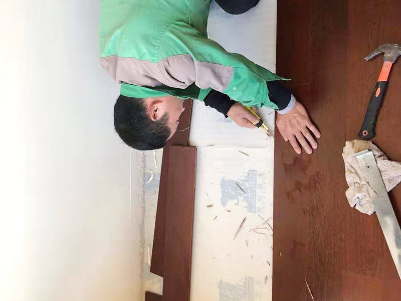 木地板鋪設(shè)施工：地面已經(jīng)清理干凈、平整之后，先要鋪設(shè)一層防潮地墊(不一定非要鋪在木質(zhì)地面的木頭下面)。這一層至少要20-30厘米(大約8英寸)在離墻大約預(yù)留1-3英寸的空隙?，F(xiàn)在可以安裝已經(jīng)選好花色的地板了。需要注意的是所鋪設(shè)的防潮地墊只需要鋪設(shè)大致5&mdash;10排的地板。 要確保在地板與墻壁之間留有大約10mm(3/8英寸)的空隙。為了防止地板的第一行的地板滑動(dòng)，必須用間隔的裝置或者楔子固定。第一行余下的板通常用在第二行的開頭。要確保第二行板的接口與第一行板的接口錯(cuò)開的長(zhǎng)度至少30厘米(1英尺)。