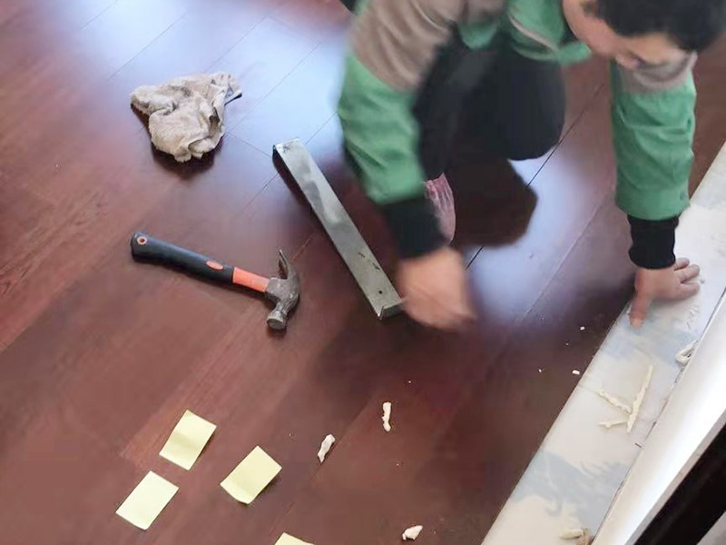 木地板鋪設(shè)施工：地面已經(jīng)清理干凈、平整之后，先要鋪設(shè)一層防潮地墊(不一定非要鋪在木質(zhì)地面的木頭下面)。這一層至少要20-30厘米(大約8英寸)在離墻大約預(yù)留1-3英寸的空隙?，F(xiàn)在可以安裝已經(jīng)選好花色的地板了。需要注意的是所鋪設(shè)的防潮地墊只需要鋪設(shè)大致5&mdash;10排的地板。 要確保在地板與墻壁之間留有大約10mm(3/8英寸)的空隙。為了防止地板的第一行的地板滑動(dòng)，必須用間隔的裝置或者楔子固定。第一行余下的板通常用在第二行的開頭。要確保第二行板的接口與第一行板的接口錯(cuò)開的長(zhǎng)度至少30厘米(1英尺)。