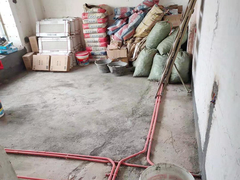 全屋線管鋪設裝修：管內(nèi)穿線在建筑物抹灰、粉刷及地面工程結(jié)束后進行,穿線前應將電線保護管內(nèi)的積水及雜物清理干凈。但針對建筑電氣安裝項目逐漸增加,管內(nèi)穿線的工程量隨之增大,為配合工程整體同步竣工,管內(nèi)穿線可以提前進行,但必須滿足下列條件: 1、混凝土結(jié)構(gòu)工程必須經(jīng)過結(jié)構(gòu)驗收和核定。 2、磚混結(jié)構(gòu)工程必須初裝修完成以后。 3、作好成品保護,箱、盒及導線不應破損及被灰漿污染。 4、穿線后線管內(nèi)不得有積水及潮氣侵入,必須保證導線絕緣強度符合規(guī)范要求。