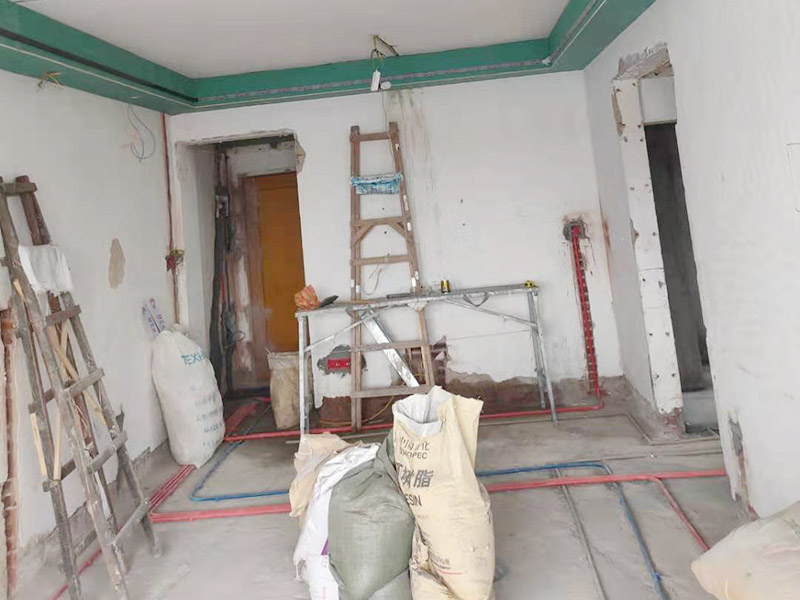 全屋線管鋪設裝修：管內(nèi)穿線在建筑物抹灰、粉刷及地面工程結(jié)束后進行,穿線前應將電線保護管內(nèi)的積水及雜物清理干凈。但針對建筑電氣安裝項目逐漸增加,管內(nèi)穿線的工程量隨之增大,為配合工程整體同步竣工,管內(nèi)穿線可以提前進行,但必須滿足下列條件: 1、混凝土結(jié)構(gòu)工程必須經(jīng)過結(jié)構(gòu)驗收和核定。 2、磚混結(jié)構(gòu)工程必須初裝修完成以后。 3、作好成品保護,箱、盒及導線不應破損及被灰漿污染。 4、穿線后線管內(nèi)不得有積水及潮氣侵入,必須保證導線絕緣強度符合規(guī)范要求。