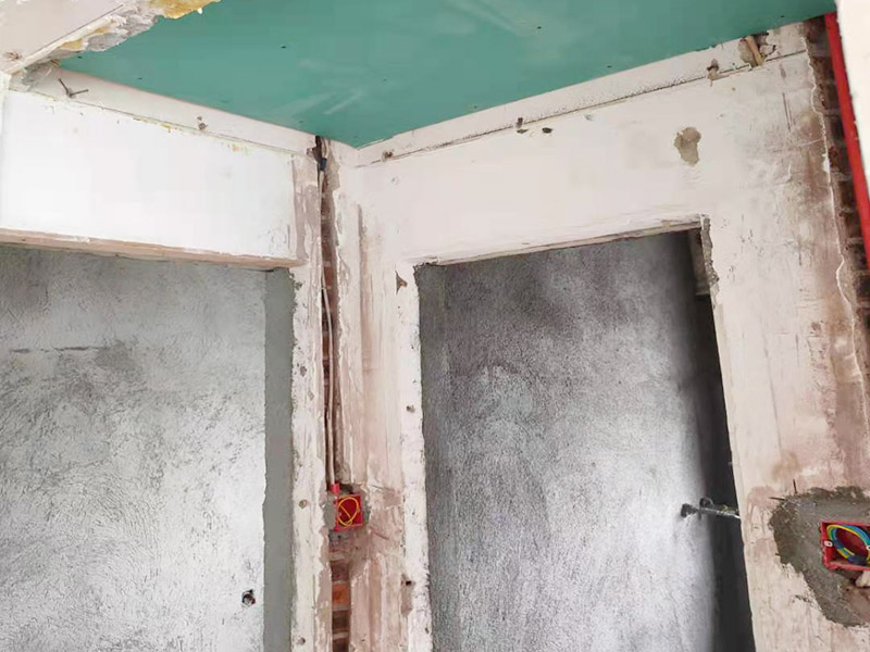 全屋線管鋪設裝修：管內(nèi)穿線在建筑物抹灰、粉刷及地面工程結(jié)束后進行,穿線前應將電線保護管內(nèi)的積水及雜物清理干凈。但針對建筑電氣安裝項目逐漸增加,管內(nèi)穿線的工程量隨之增大,為配合工程整體同步竣工,管內(nèi)穿線可以提前進行,但必須滿足下列條件: 1、混凝土結(jié)構(gòu)工程必須經(jīng)過結(jié)構(gòu)驗收和核定。 2、磚混結(jié)構(gòu)工程必須初裝修完成以后。 3、作好成品保護,箱、盒及導線不應破損及被灰漿污染。 4、穿線后線管內(nèi)不得有積水及潮氣侵入,必須保證導線絕緣強度符合規(guī)范要求。