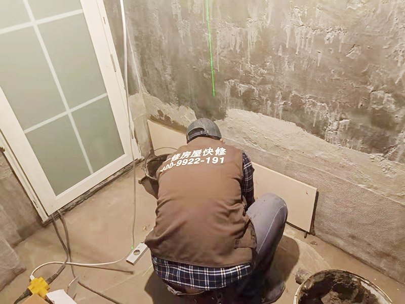 衛(wèi)生間墻面貼磚：施工前將需要的材料整齊堆放在一旁待用。首先應(yīng)除去基層表面的污垢，油漬，浮灰;除去基層上所有涂料層，膩?zhàn)訉?如果基層未能達(dá)到平整度要求，需對(duì)基層進(jìn)行預(yù)先的找平處理。 鋪貼瓷磚前需事先找好垂直線，以此為基準(zhǔn)鋪貼的瓷磚高低均勻、垂直美觀;此外，施工前在墻體四周需彈出標(biāo)高控制線，在地面彈出十字線，以控制地磚分隔尺寸。 加水后將粘結(jié)劑漿料攪拌至潤(rùn)滑均勻，無明顯塊狀或糊狀結(jié)塊，攪拌后的漿料靜置5-10分鐘后再稍加攪拌1-2分鐘即可使用。在開始鋪貼施工前，需要先清理瓷磚表面的浮灰，污垢等。將調(diào)制好的漿料均勻地抹在瓷磚背面，要求漿料飽滿。將瓷磚平整地鋪貼在基層上，使用橡膠錘將瓷磚拍實(shí)鋪平。施工過程中，可小幅度轉(zhuǎn)動(dòng)瓷磚，使?jié){料與瓷磚背面充分接觸。