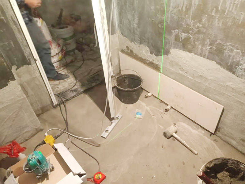 衛(wèi)生間墻面貼磚：施工前將需要的材料整齊堆放在一旁待用。首先應(yīng)除去基層表面的污垢，油漬，浮灰;除去基層上所有涂料層，膩?zhàn)訉?如果基層未能達(dá)到平整度要求，需對(duì)基層進(jìn)行預(yù)先的找平處理。 鋪貼瓷磚前需事先找好垂直線，以此為基準(zhǔn)鋪貼的瓷磚高低均勻、垂直美觀;此外，施工前在墻體四周需彈出標(biāo)高控制線，在地面彈出十字線，以控制地磚分隔尺寸。 加水后將粘結(jié)劑漿料攪拌至潤(rùn)滑均勻，無明顯塊狀或糊狀結(jié)塊，攪拌后的漿料靜置5-10分鐘后再稍加攪拌1-2分鐘即可使用。在開始鋪貼施工前，需要先清理瓷磚表面的浮灰，污垢等。將調(diào)制好的漿料均勻地抹在瓷磚背面，要求漿料飽滿。將瓷磚平整地鋪貼在基層上，使用橡膠錘將瓷磚拍實(shí)鋪平。施工過程中，可小幅度轉(zhuǎn)動(dòng)瓷磚，使?jié){料與瓷磚背面充分接觸。